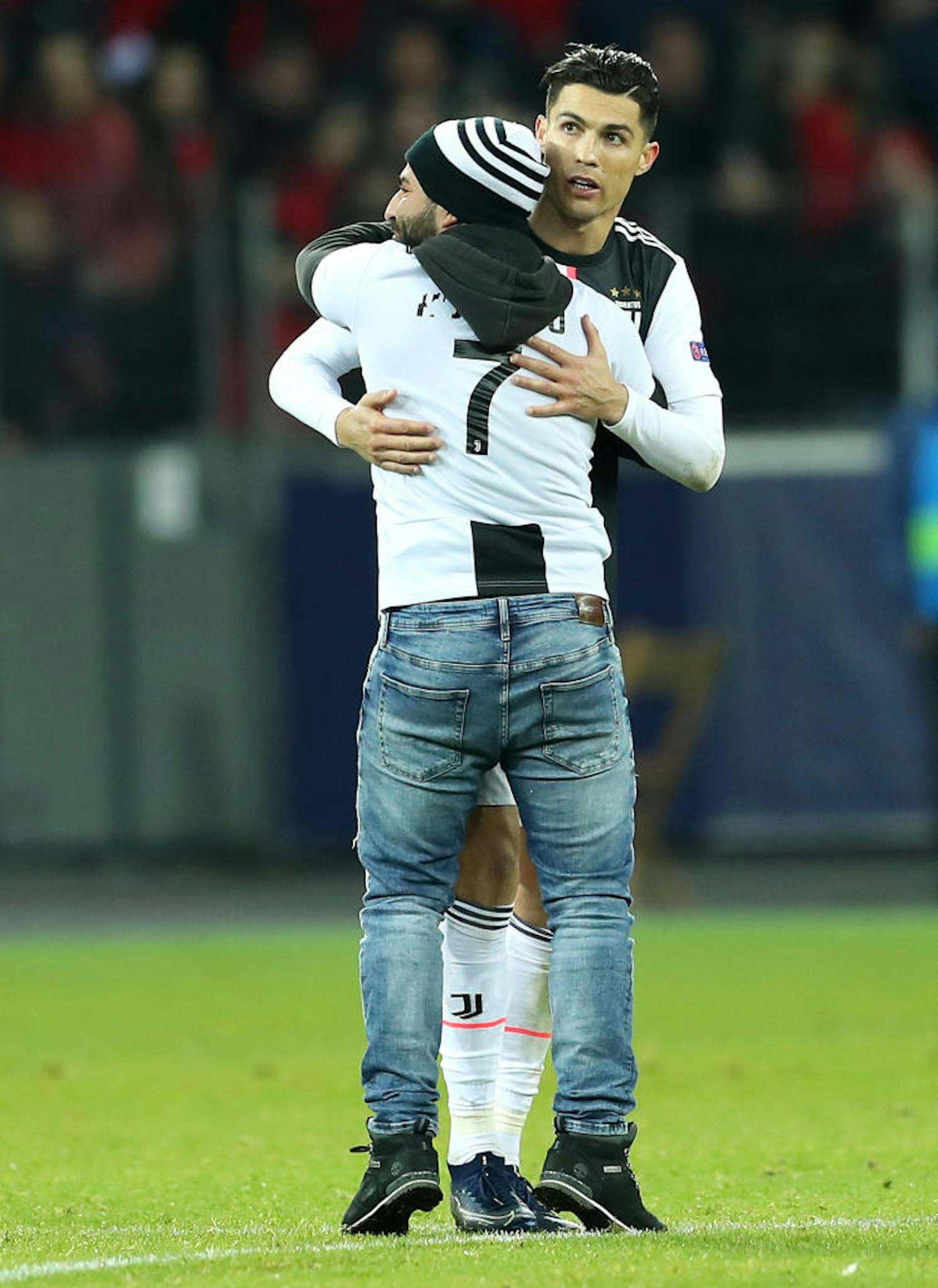 Cristiano Ronaldo wurde in Leverkusen gleich von mehreren Flitzern "gejagt". Nach dem Spiel sollte ihm der Kragen platzen.