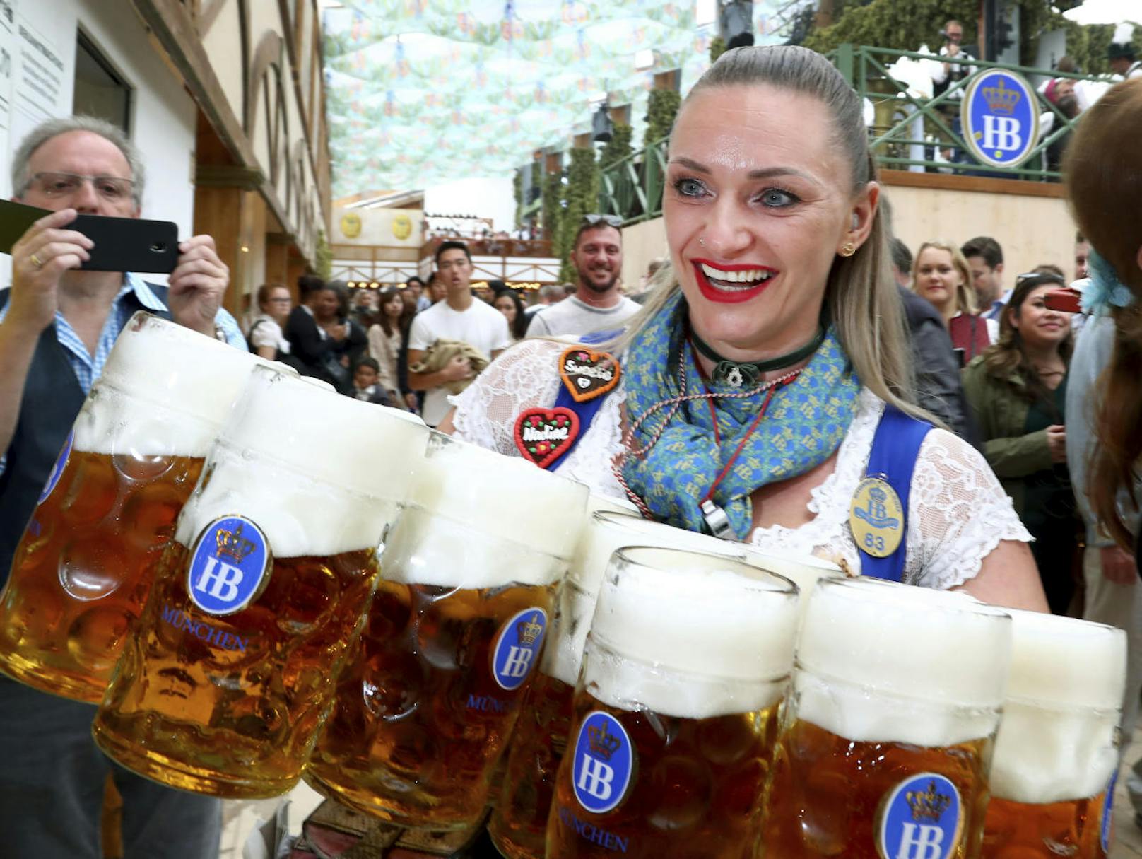 Mit zwei Schlägen hat Münchens Oberbürgermeister Dieter Reiter (SPD) am Samstag das erste Fass auf der Münchner Wiesn angezapft und damit das 186. Oktoberfest eröffnet.