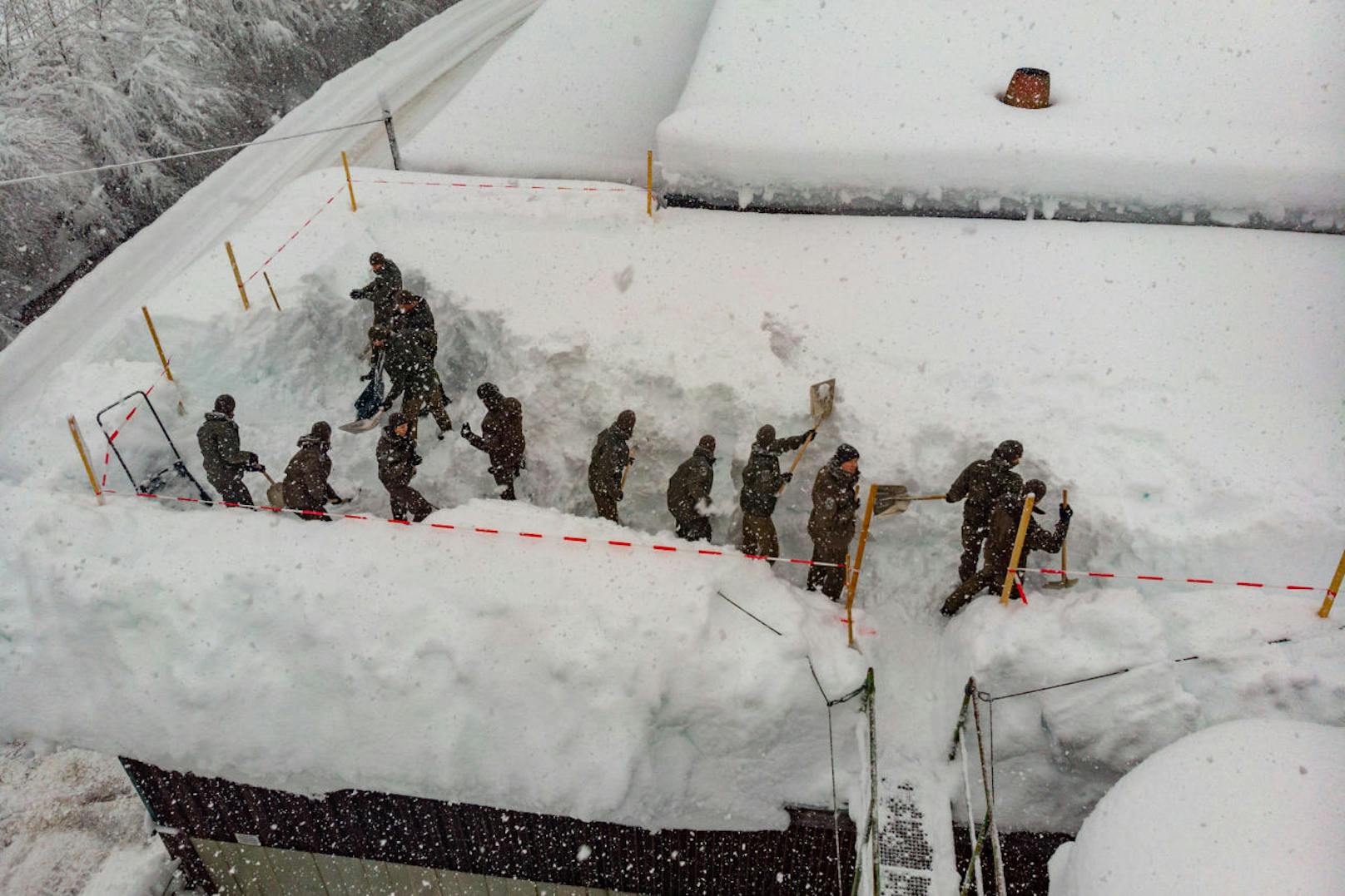 Feuerwehrleute und Soldaten des Bundesheeres halfen in Rosenau. Das Dach einer Firma musste freigeschaufelt werden. Die Halle einer Firma hielt den Schneemassen nicht stand. Sie brach ein, kurz nachdem Soldaten das Dach verlassen hatten.