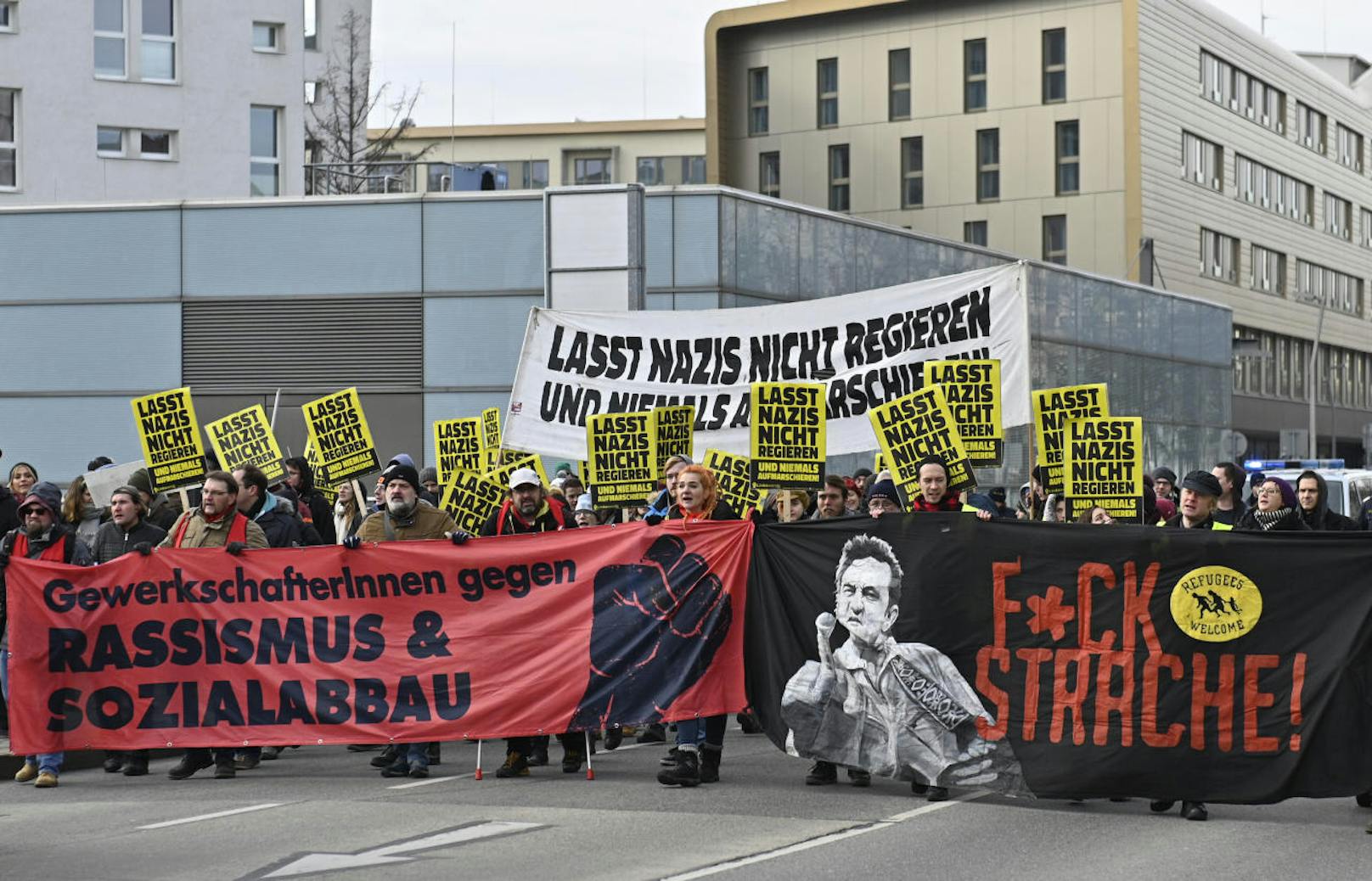 Demonstration von "Linkswende jetzt!" gegen das FPÖ-Neujahrstreffen vor der Messe Wien.