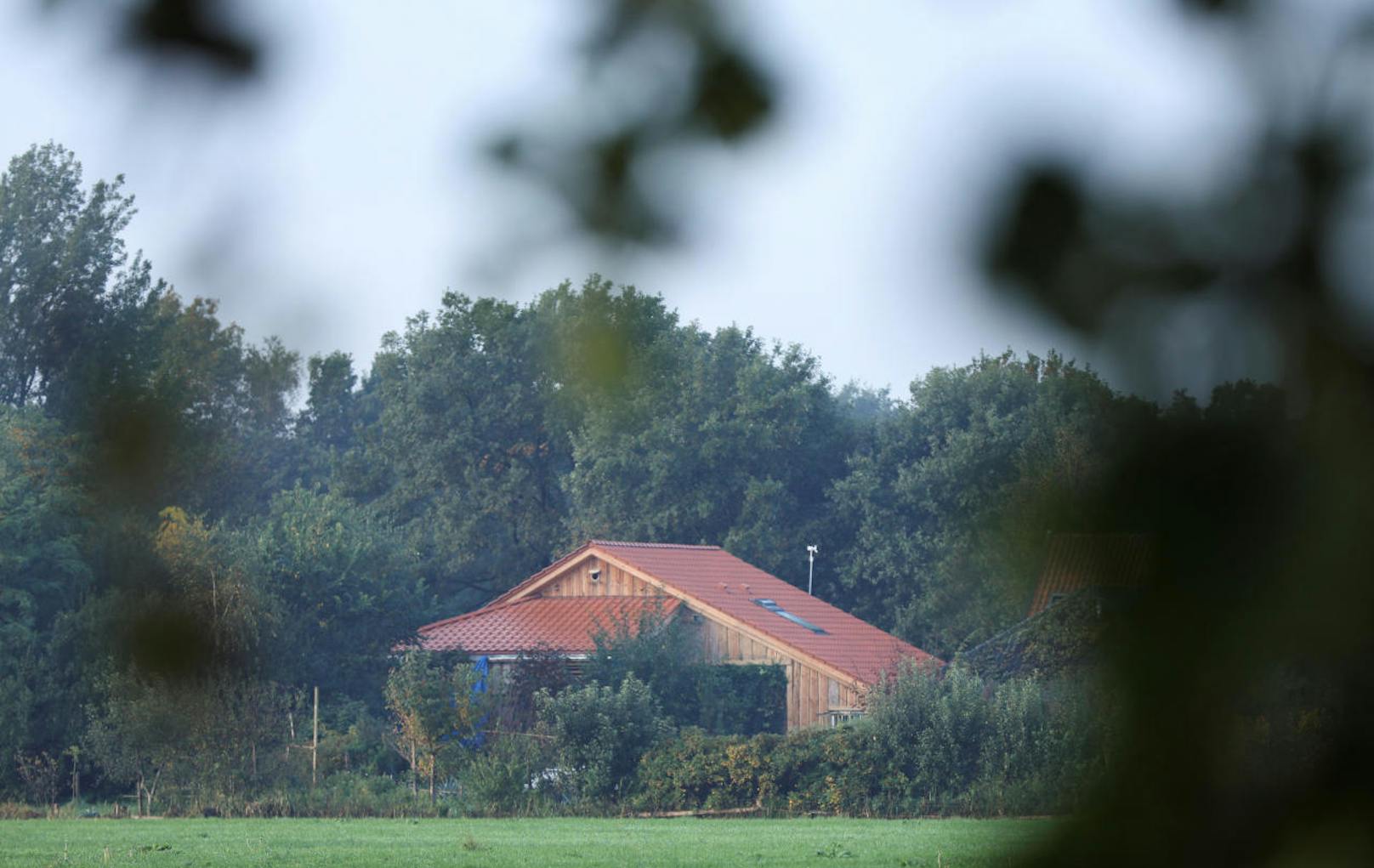Seit neun Jahren soll sich ein 58-jähriger Mann mit einer Familie in einem verschließbaren Raum eines abgeschiedenen Bauernhofs verbunkert haben.
