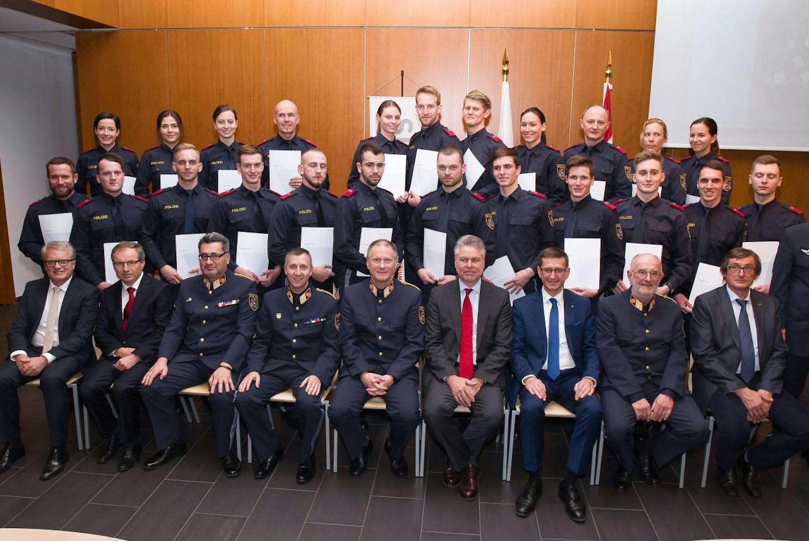 Bürgermeister Klaus Luger gratulierte 42 neuen Polizisten und Polizistinnen.