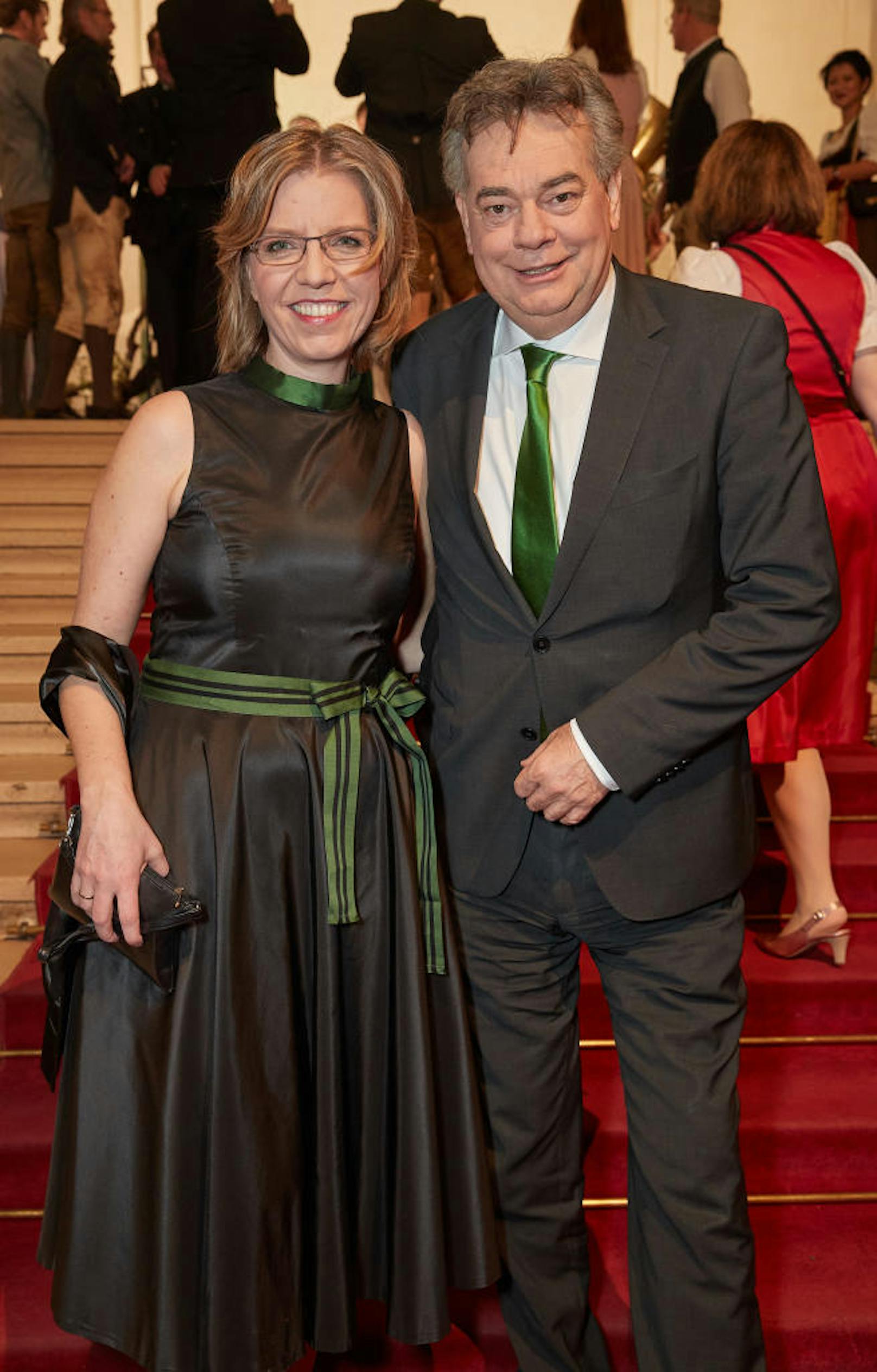 Dort tanzte der Grünen-Chef mit seiner Neo-Verkehrsministerin Leonore Gewessler, die wie Kogler steirische Wurzeln hat, am Roten Teppich an.