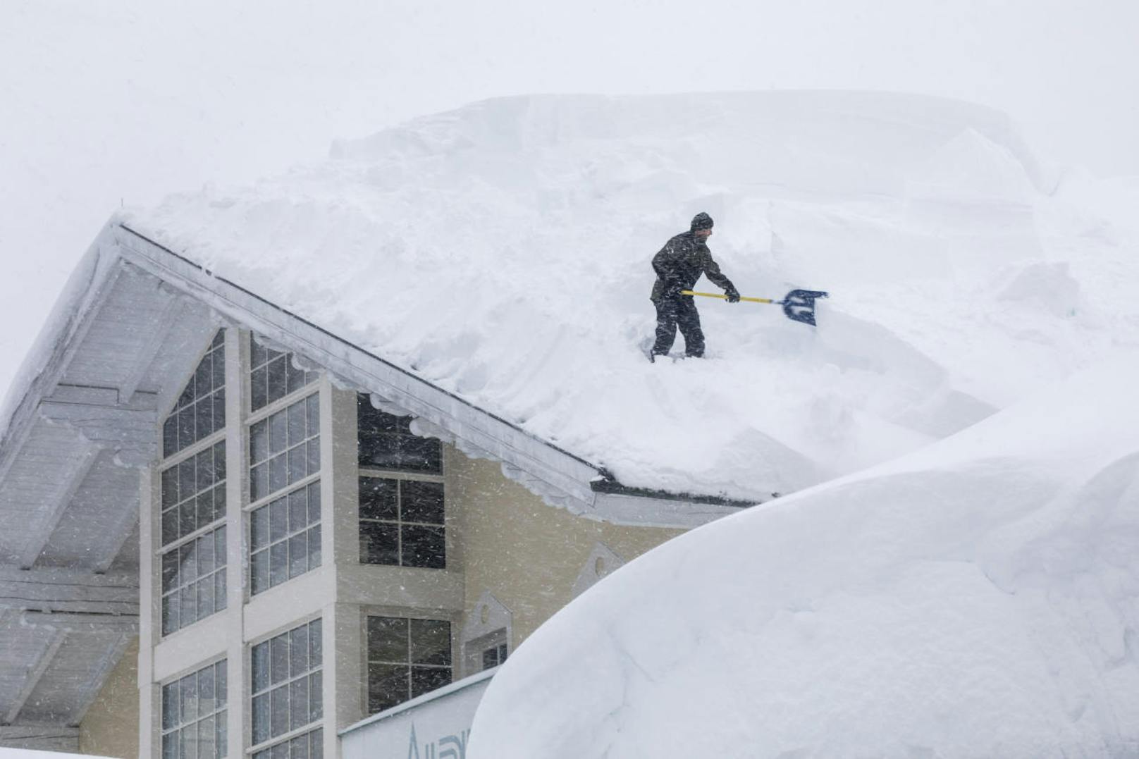 Dabei sind die Schneehöhen gewaltig, wenn man einen 1,80 Meter großen Menschen im Vergleich sieht. Teilweise werden auf den Dächern mit Sägen regelrechte Schnee-Vier-Ecke herausgeschnitten.