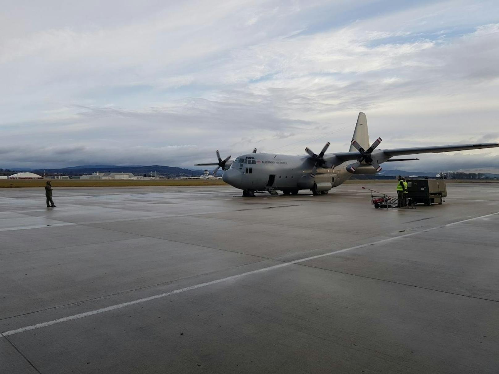 Eine Bundesheer-Maschine vom Typ C-130 Hercules am Fliegerhorst Vogler am Flughafen Linz. Sie wird die aus China ausgeflogenen Österreicher aus Frankreich abholen.