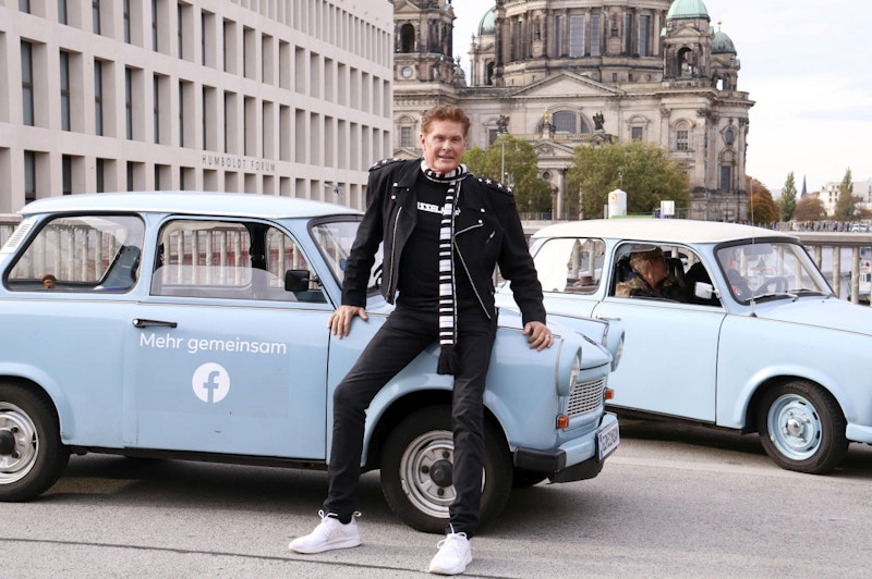 David Hasselhoff hupt mit Trabi-Fahrern "Looking for Freedom" anlässlich des 30. Jahrestages des Mauerfalls auf der Rathausbrücke in Berlin.