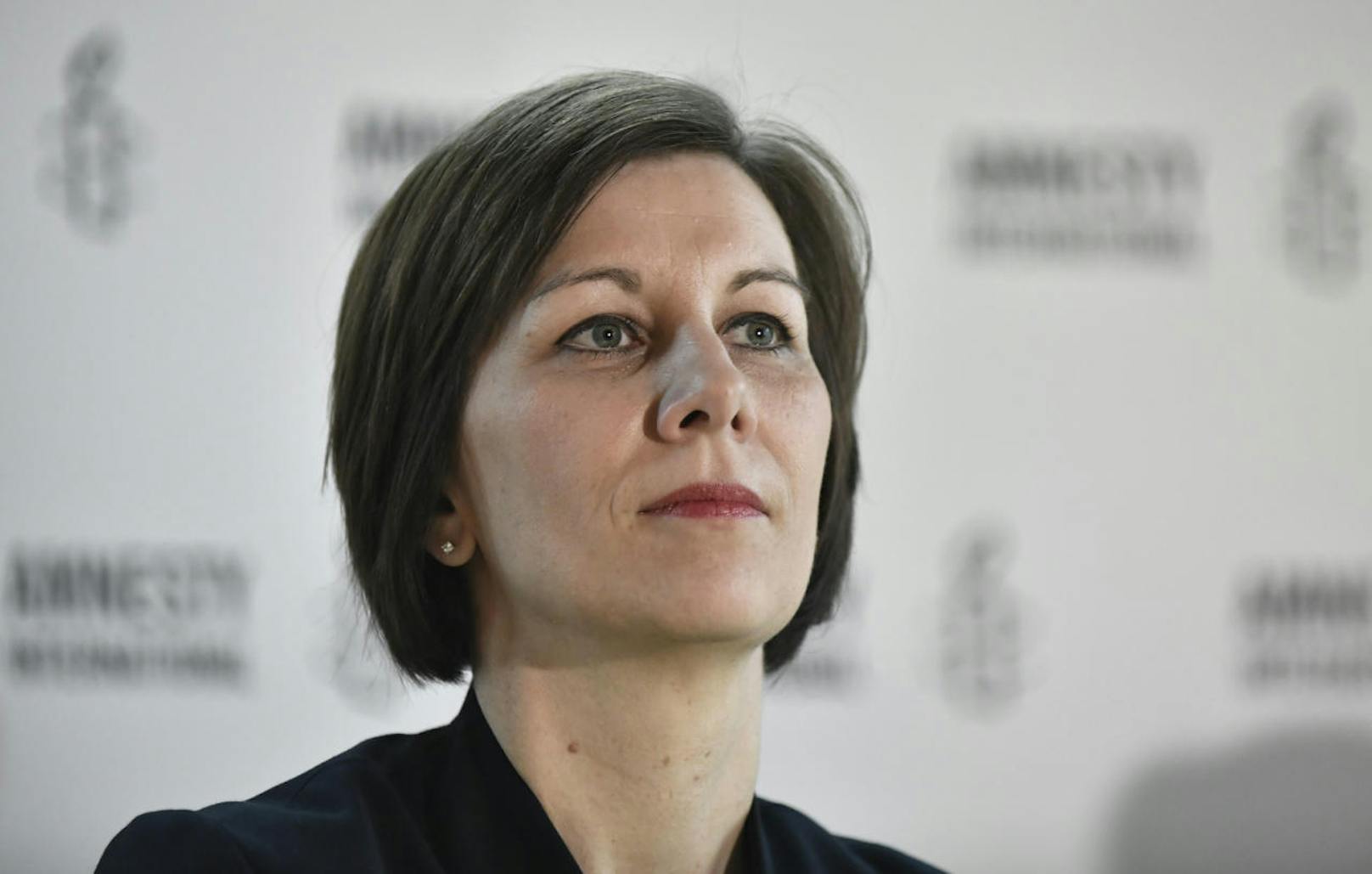 Annemarie Schlack ist Geschäftsführerin von Amnesty International Österreich. Sie sagt: "Wenn man einer Person die Menschenrechte nimmt, dann nimmt man sie uns allen."