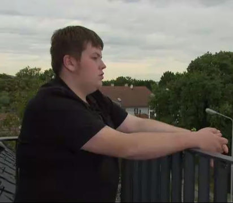 Der 18-jährige Lukas hofft, dass sich seine leiblichen Eltern melden.