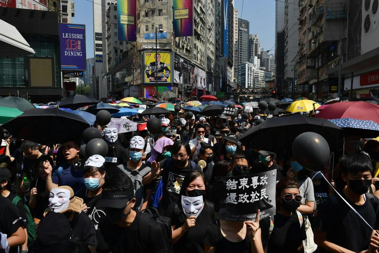 "Tag der Trauer", Die Demokratie-Aktivisten rufen die Bewohner von Hongkong auf, schwarze Kleidung zu tragen.
