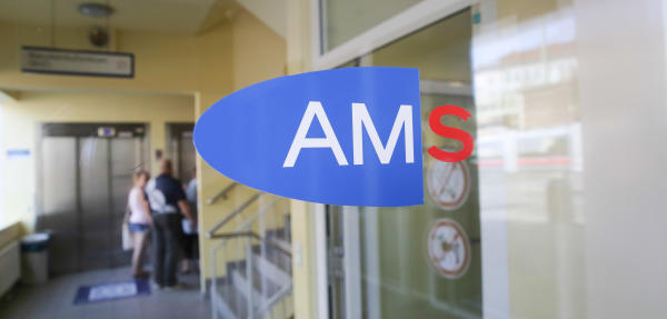 Download von www.picturedesk.com am 27.11.2018 (13:56).  AMS Jugendliche am GUmpendorferg�rtel in Wien 1060. - 20170817_PD8452