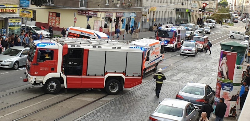 Ein Autofahrer hat am Donnerstag in Wien-Favoriten laut Zeugen eine rote Ampel übersehen.