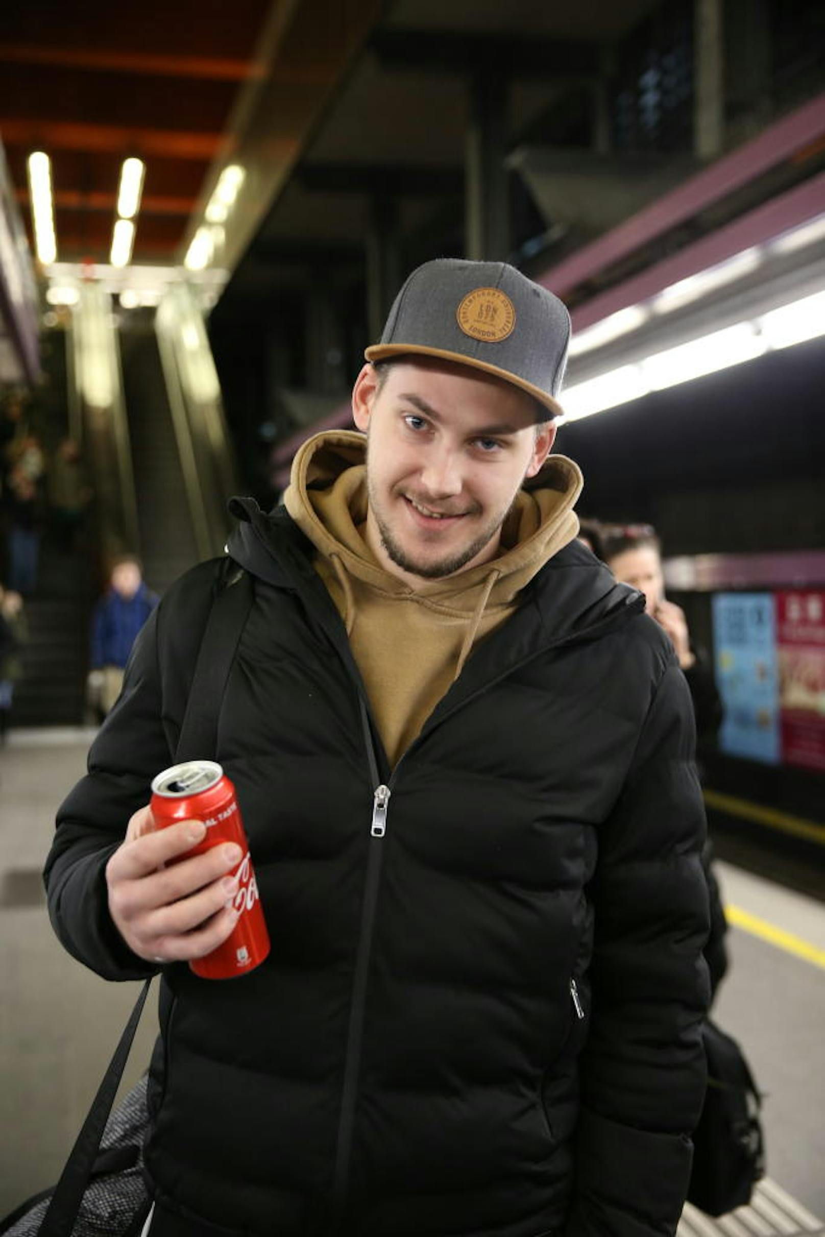 Manuel (26): Ich esse und trinke in der U-Bahn weiter. Ich hatte keine Ahnung. Gibt es denn eine Strafe?  