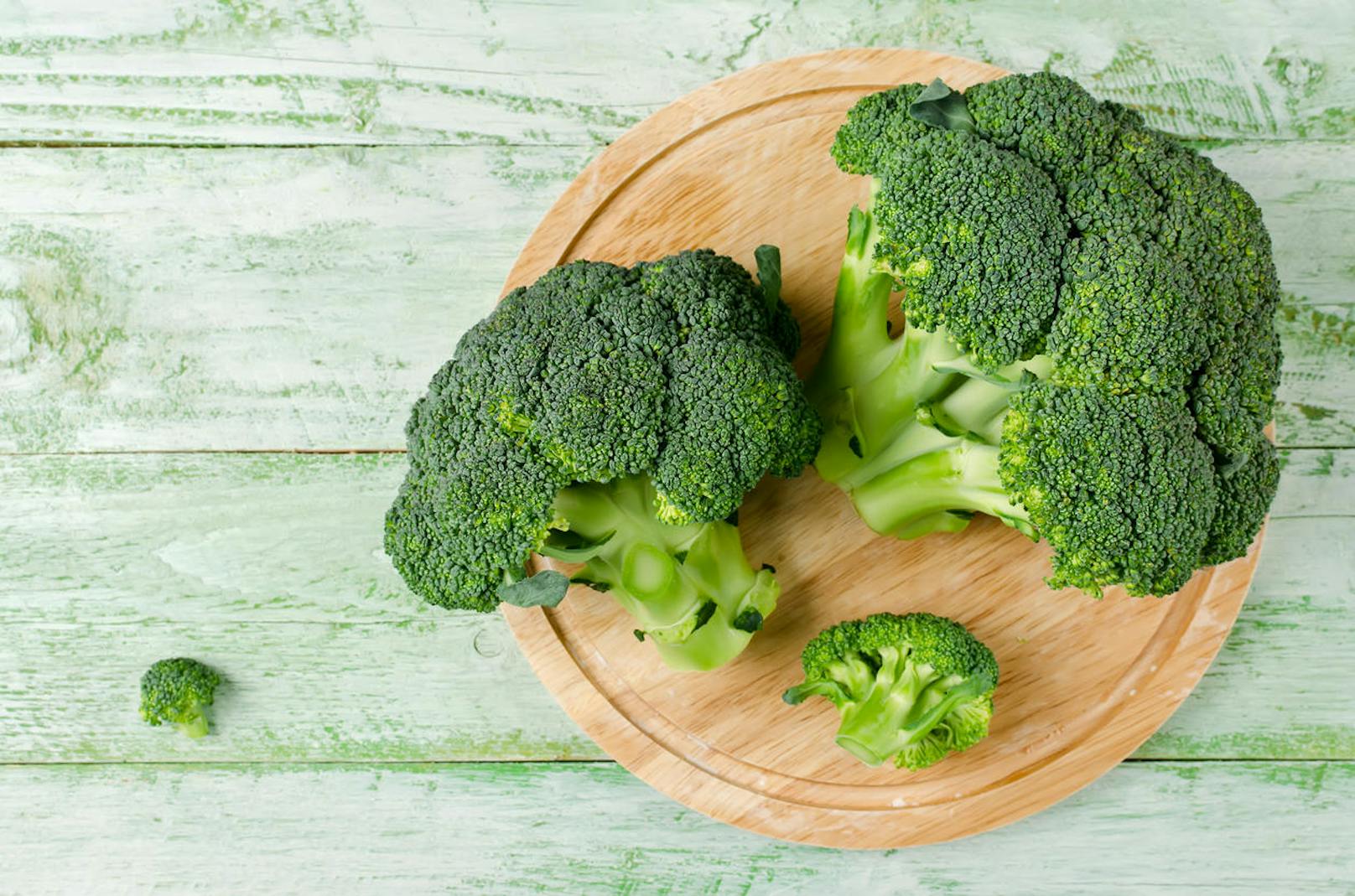 <b>Brokkoli</b>

Das Gemüse gilt als eines der gesündesten Lebensmittel der Welt, denn es ist reich an Eiweiß, Vitaminen sowie Ballaststoffen und damit sehr sättigend, dabei aber extrem kalorienarm: 100 Gramm Brokkoli enthalten ganze 3 Gramm Ballaststoffe, dabei aber nur 25 Kalorien. Kaum ein anderes Gemüse kann diese Superbilanz aufweisen.