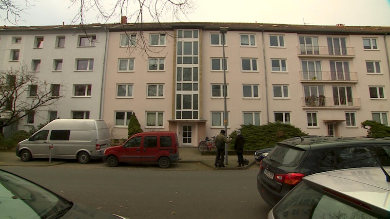 Er rammte ihr ein Messer mehrmals in den Hals und flüchtete. Der Mann hatte Sophie N. über Jahre hinweg belästigt und verfolgt. Eine Nachbarin fand wenig später die Leiche und alarmierte die Polizei.