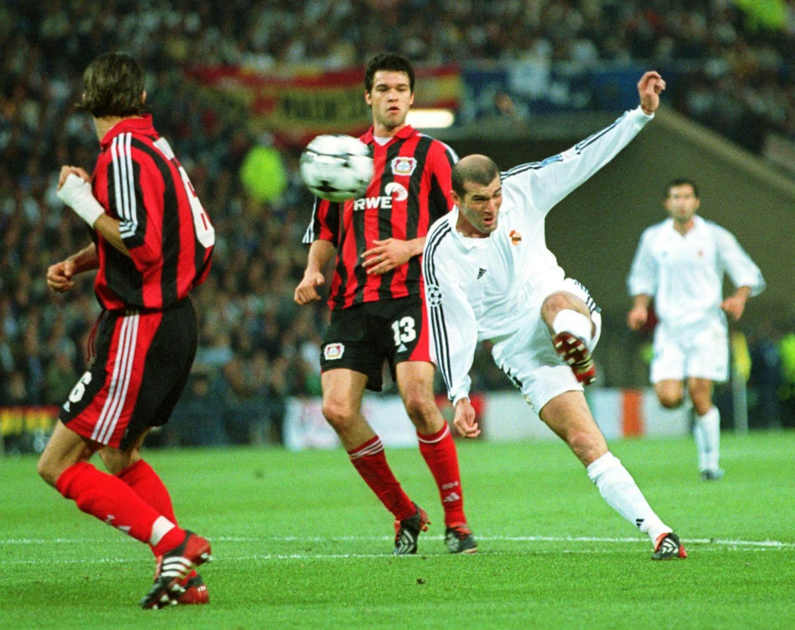 2002 schlug wieder die Stunde von Real. Raul (8.) und Zinedine Zidane (45.) trafen beim 2:1-Sieg gegen Leverkusen.