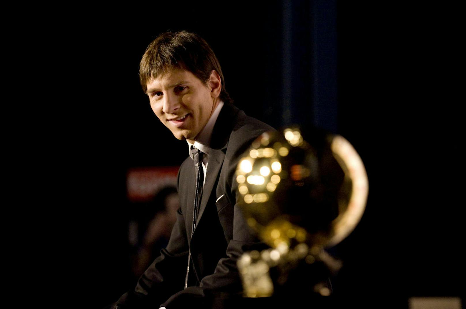 Erstmals gewann Messi die Trophäe im Jahr 2009 (Foto). 2010, 2011, 2012, 2015, 2019 und 2021 war er für die Fußball-Journalisten der beste Spieler der Welt.