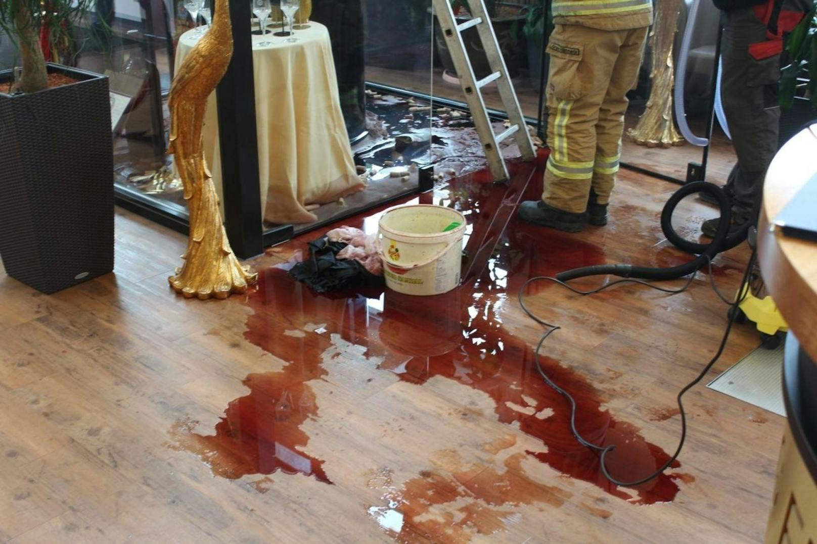 Im chinesischen Restaurant "Engel Fang Wu" wurde eine mit 1.590 Liter Rotwein befüllte Flasche undicht, sodass der Wein anfing am Boden auszurinnen.
