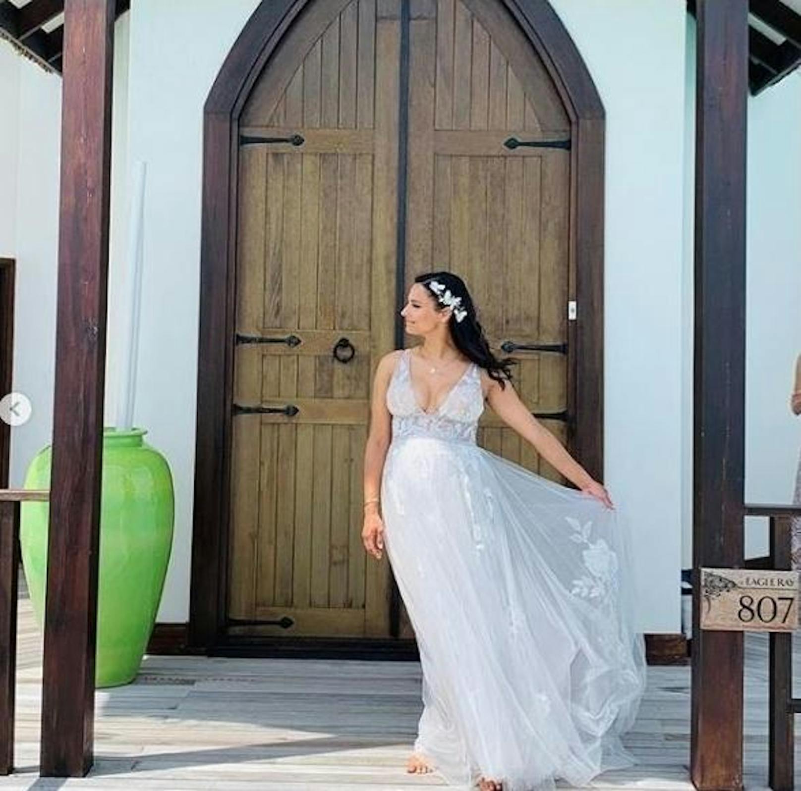 20.10.2019: Oliver Pocher und Amira Aly haben sich am Wochenende auf den Malediven abseits der Öffentlichkeit das Ja-Wort gegeben. Die Braut zeigte sich auf Instagram in einem wunderschönen Kleid.