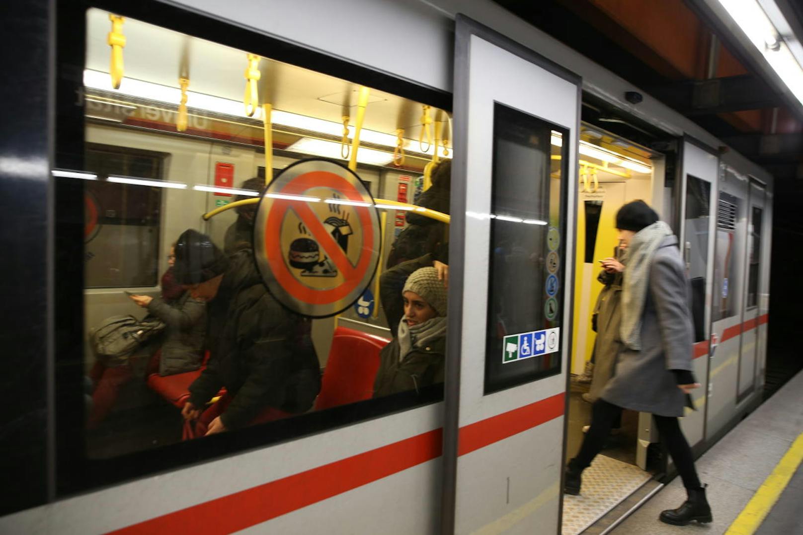 Seit Dienstag gilt das Essverbot auf allen U-Bahn-Linien. "Heute" machte einen Lokalaugenschein.