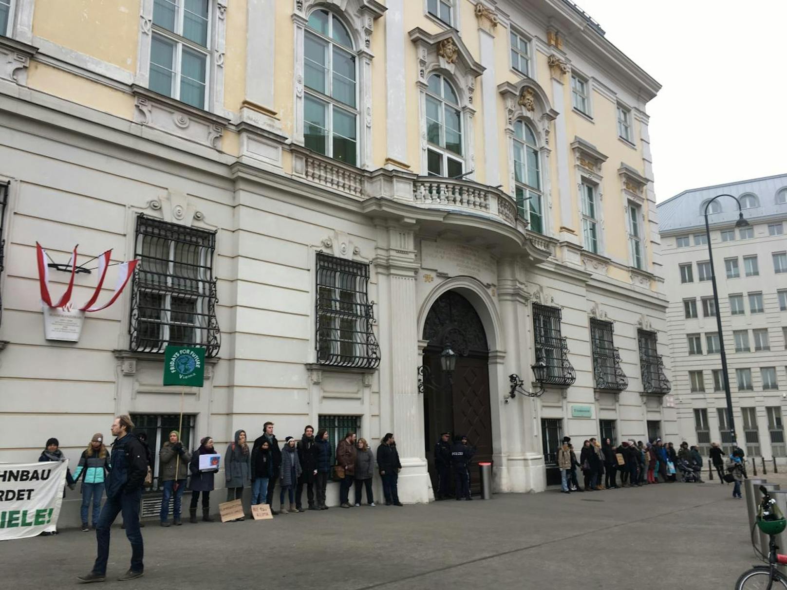 Um 13 Uhr bildeten etwa 100 Personen eine Menschenkette um das Bundeskanzleramt am Wiener Ballhausplatz.