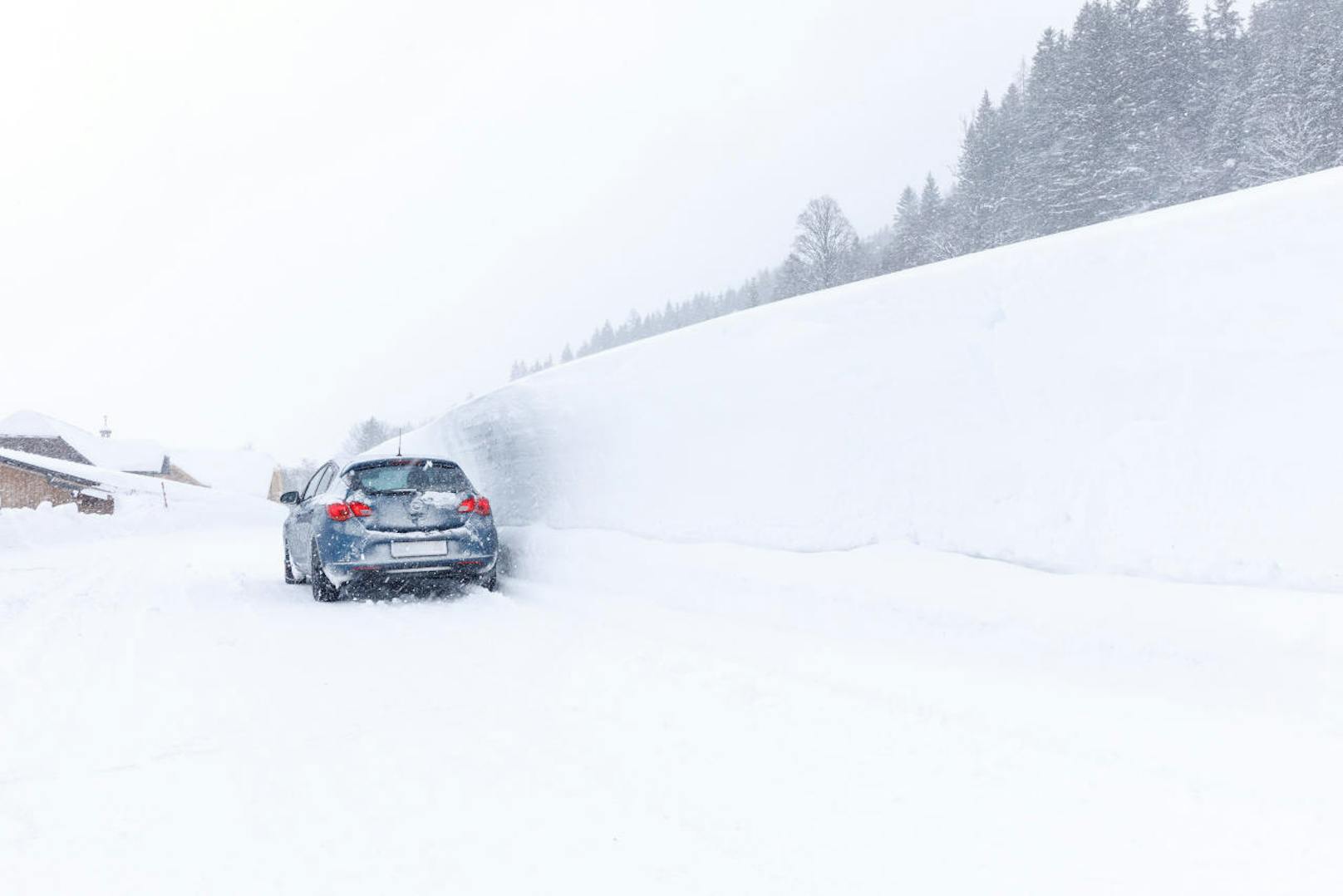 In der Steiermark sorgt heftiger Schneefall für Behinderungen im Straßenverkehr. Im Bild die Situation in Schladming.