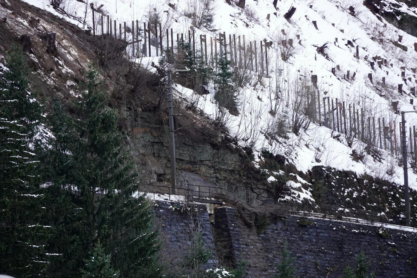 In Bad Gastein im Salzburger Pongau ist gegen Mitternacht eine Mure auf zwei Wohnhäuser niedergegangen. Zwei Eingeschlossene konnten lebend geborgen werden.