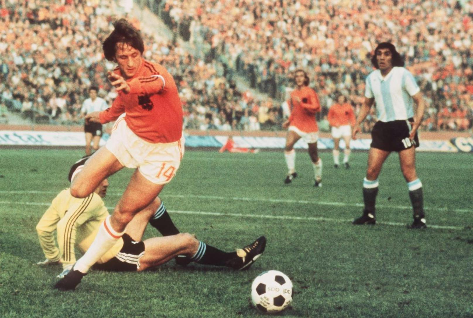 Platz 3: Johan Cruyff. Hollands Fußball-Ikone holte so wie Platini drei Mal den Ballon d'Or - 1971, 1973, 1974. Der Vize-Weltmeister von 1974 holte 23 Titel als Spieler, 14 als Trainer. Seine Klubs waren Ajax Amsterdam und der FC Barcelona. Dort prägte er einen ganzen Fußballstil.