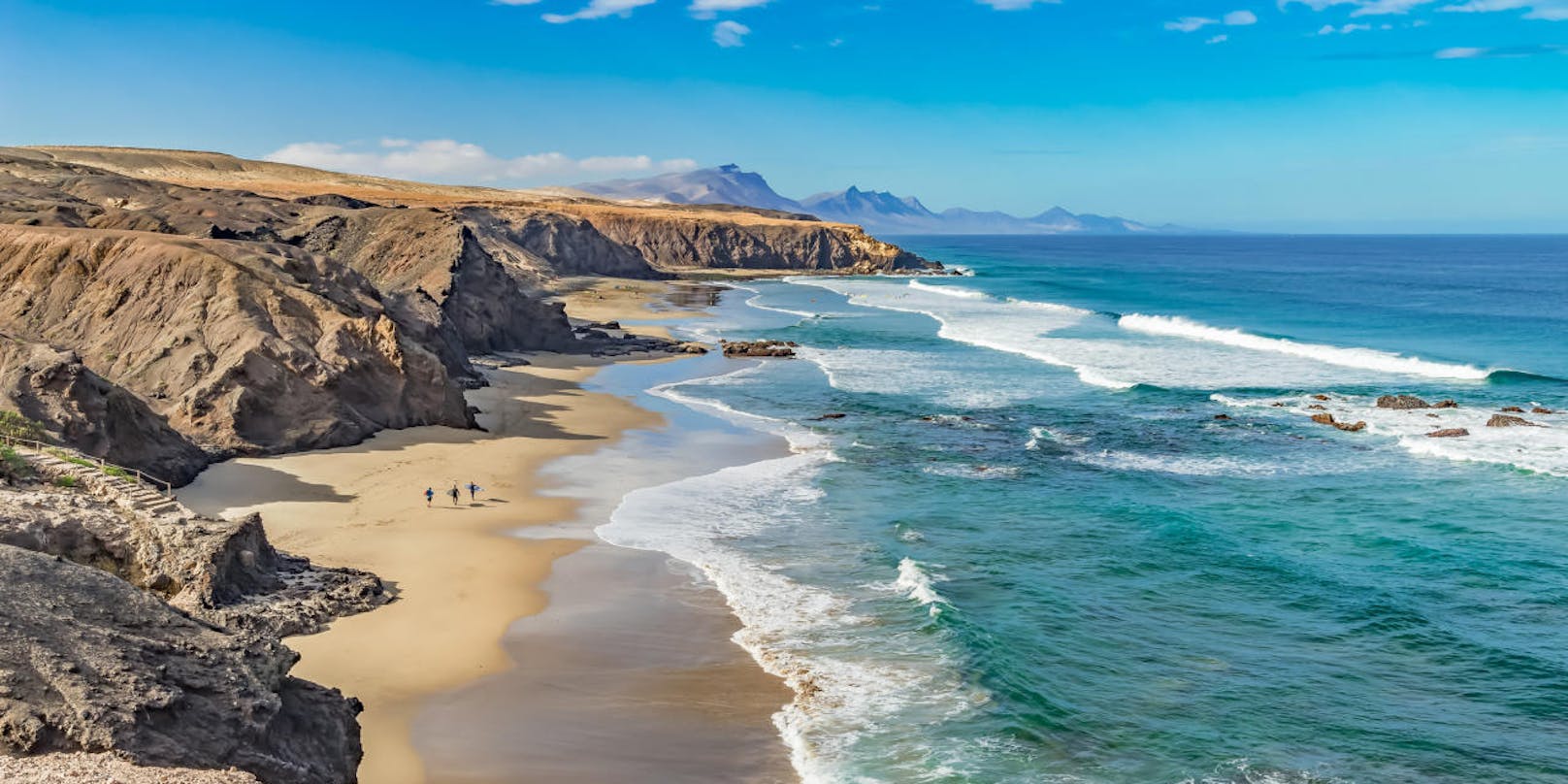 <b>10. Kanarische Inseln - bis zu 6,5 Sonnenstunden pro Tag</b>

Wer nicht so weit fliegen und mehrere Stunden Zeitverschiebung umgehen möchte, für den sind die Kanaren genau das Richtige. Hier gibt es mit rund sechseinhalb Stunden Sonne am Tag zwar nicht so viel Sonnenschein wie in der Karibik oder in Asien - um die warmen Sonnenstrahlen zu genießen, reicht es aber allemal. Ob Gran Canaria, Teneriffa oder Fuerteventura: Auf den Inseln im Atlantik lässt sich neue Energie tanken und die Sonne am Strand genießen.