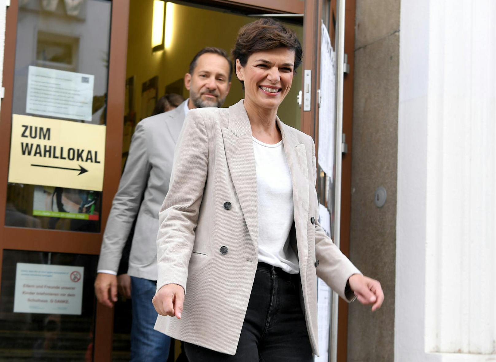 SPÖ-Spitzenkandidatin Pamela Rendi-Wagner mit Ehemann Michael Rendi nach ihrer Stimmabgabe in der Wiener Volksschule Stubenbastei.