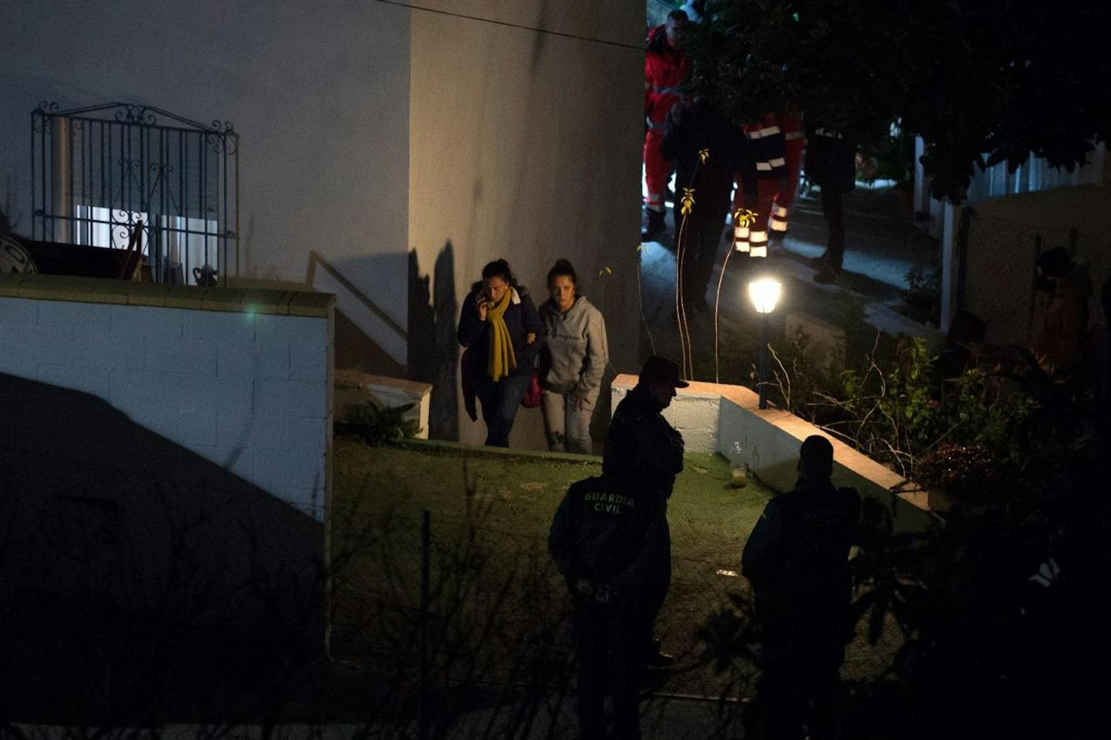 <b>26. Jänner: </b>Victoria Garcia (l.), die Mutter von Julen, umringt von Polizei und Rettungskräften am frühen Samstagmorgen - kurz nach Bekanntwerden von Julens Tod.