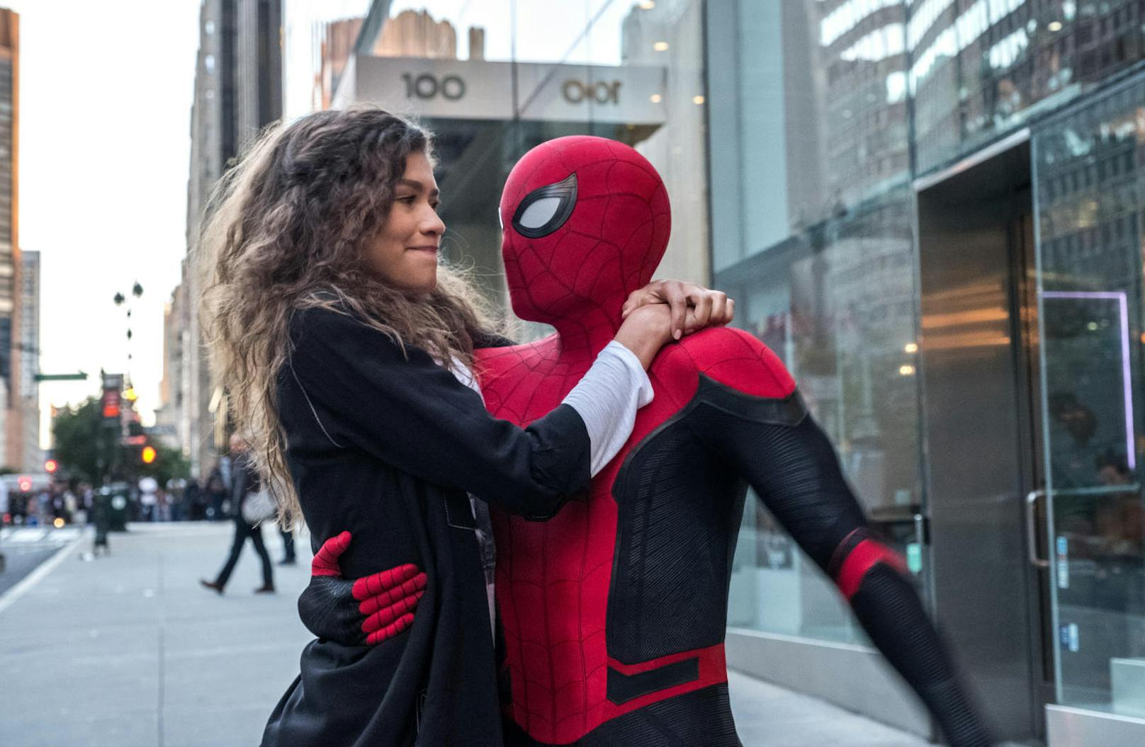 Spider-Man muss in einer Welt, die sich für immer geändert hat, gegen neue Bedrohungen kämpfen. Dabei trifft er auf Mysterio (Jake Gyllenhaal) und Nick Fury (Samuel L. Jackson). MJ (Zendaya) findet Gefallen an Spider-Man (Tom Holland) <a href="https://www.heute.at/s/spider-man-far-from-home-filmkritik-review-trailer-52468850">Hier geht's zur Review von "Spider-Man: Far From Home"</a>