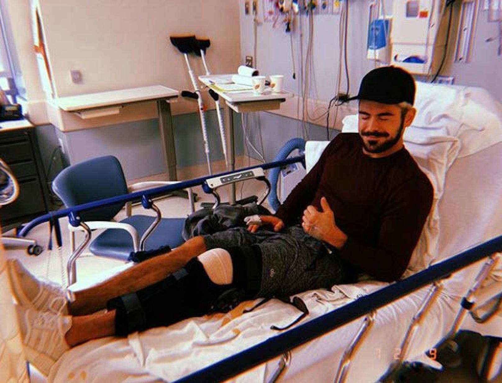 09.02.2019: Zac Efron unterzieht sich nach einem Kreuzbandriss einer Knie-Operation, ist aber guter Dinge. #comebackstronger