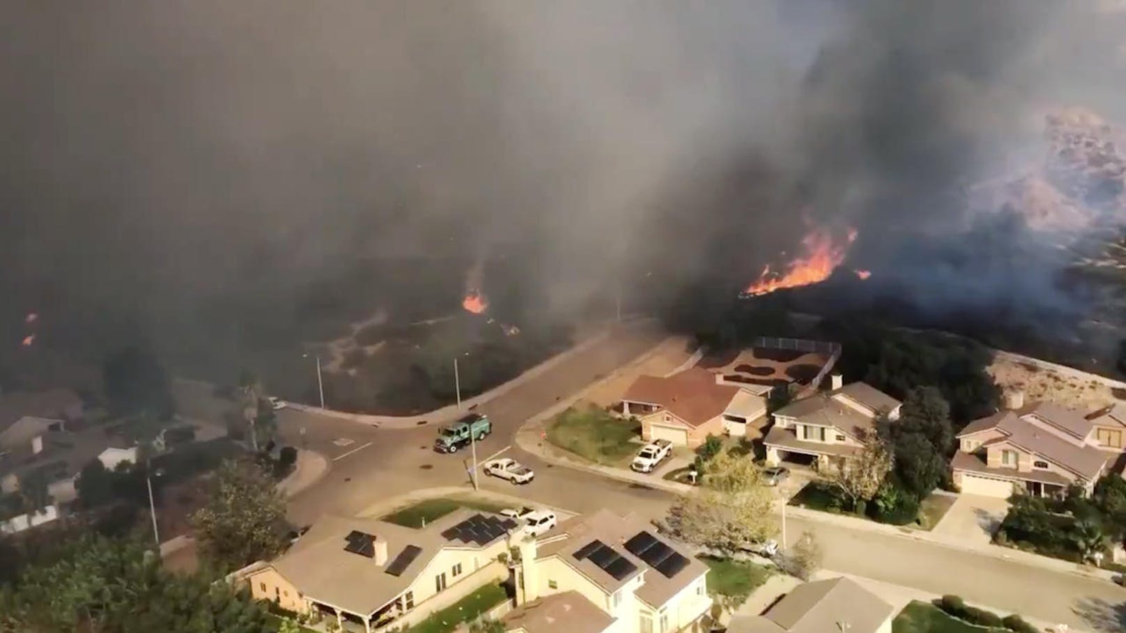 Das Feuer greift auf Häuser in Los Angeles County über.