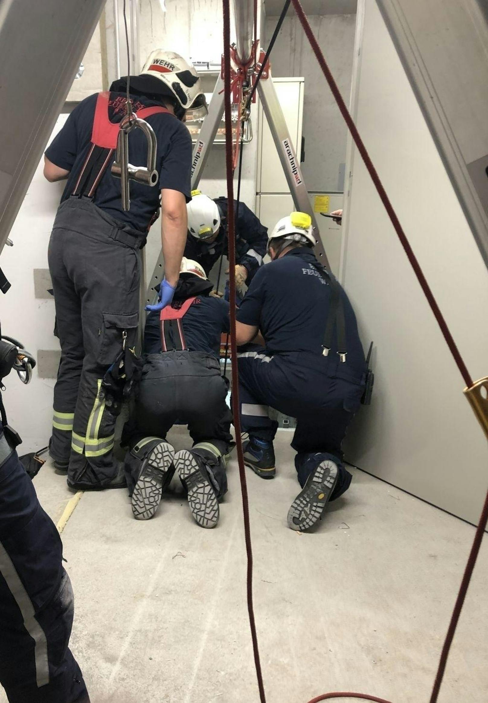 Ein 32-jähriger Arbeiter, der in einen Installationsschacht gefallen war, musste von der Feuerwehr geborgen werden. Im Anschluss daran wurde er mit Verdacht auf ein Schädel-Hirn-Trauma in ein Krankenhaus gebracht.