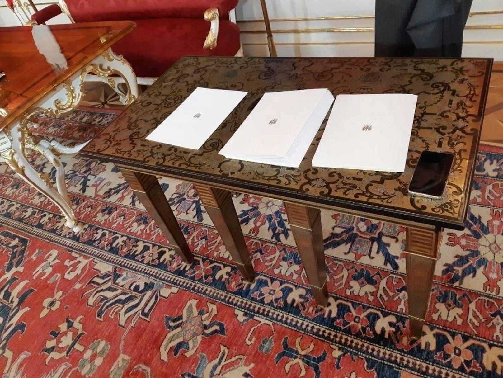 Die Papierstapel liegen bereit: All das müssen die neuen Minister und der Bundespräsident gleich unterzeichnen.