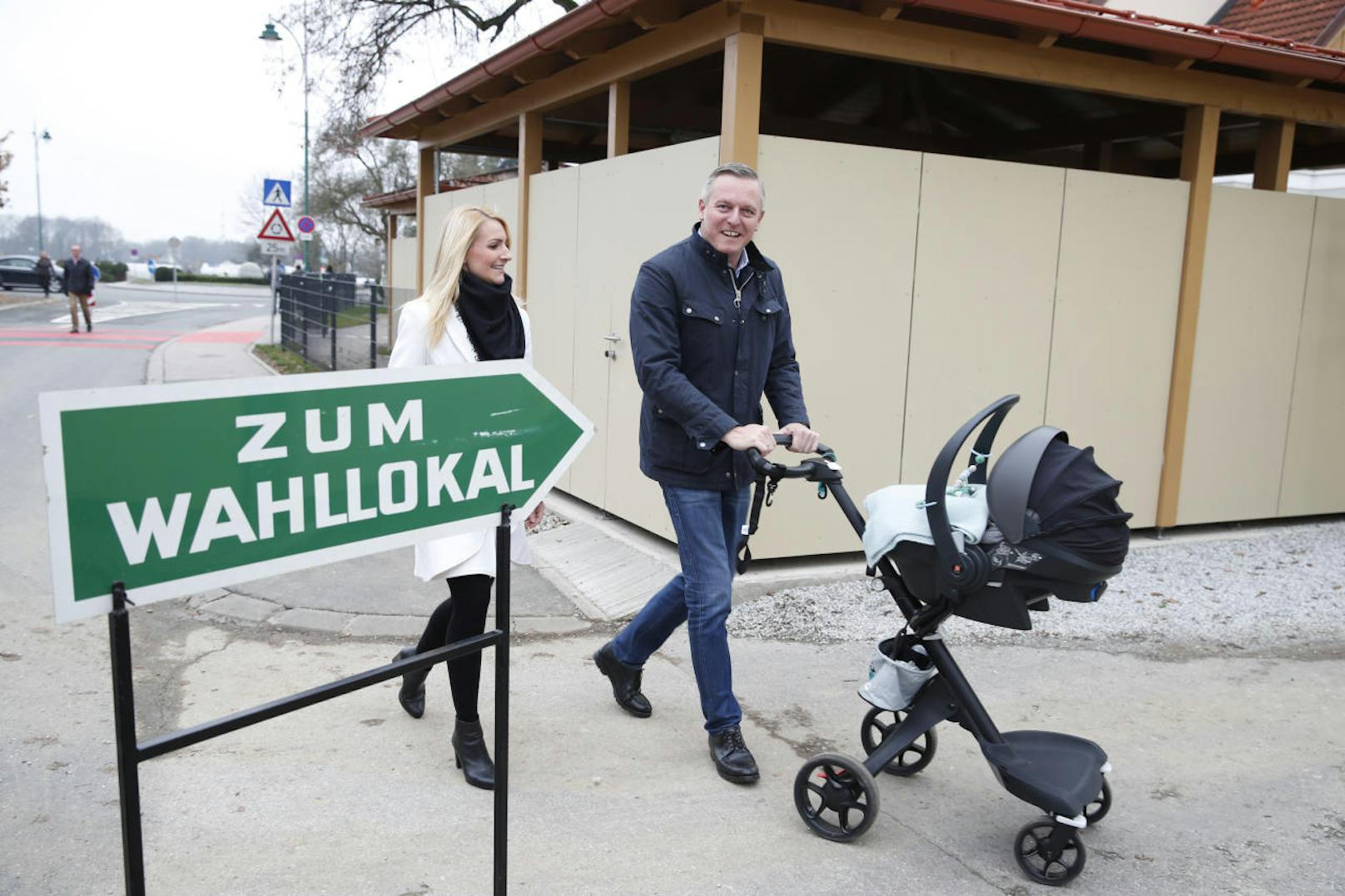 FPÖ-Spitzenkandidat Mario Kunasek kam mit Ehefrau Sabrina Koroschetz und Sohn Theo zur Stimmabgabe in Gössendorf. 
