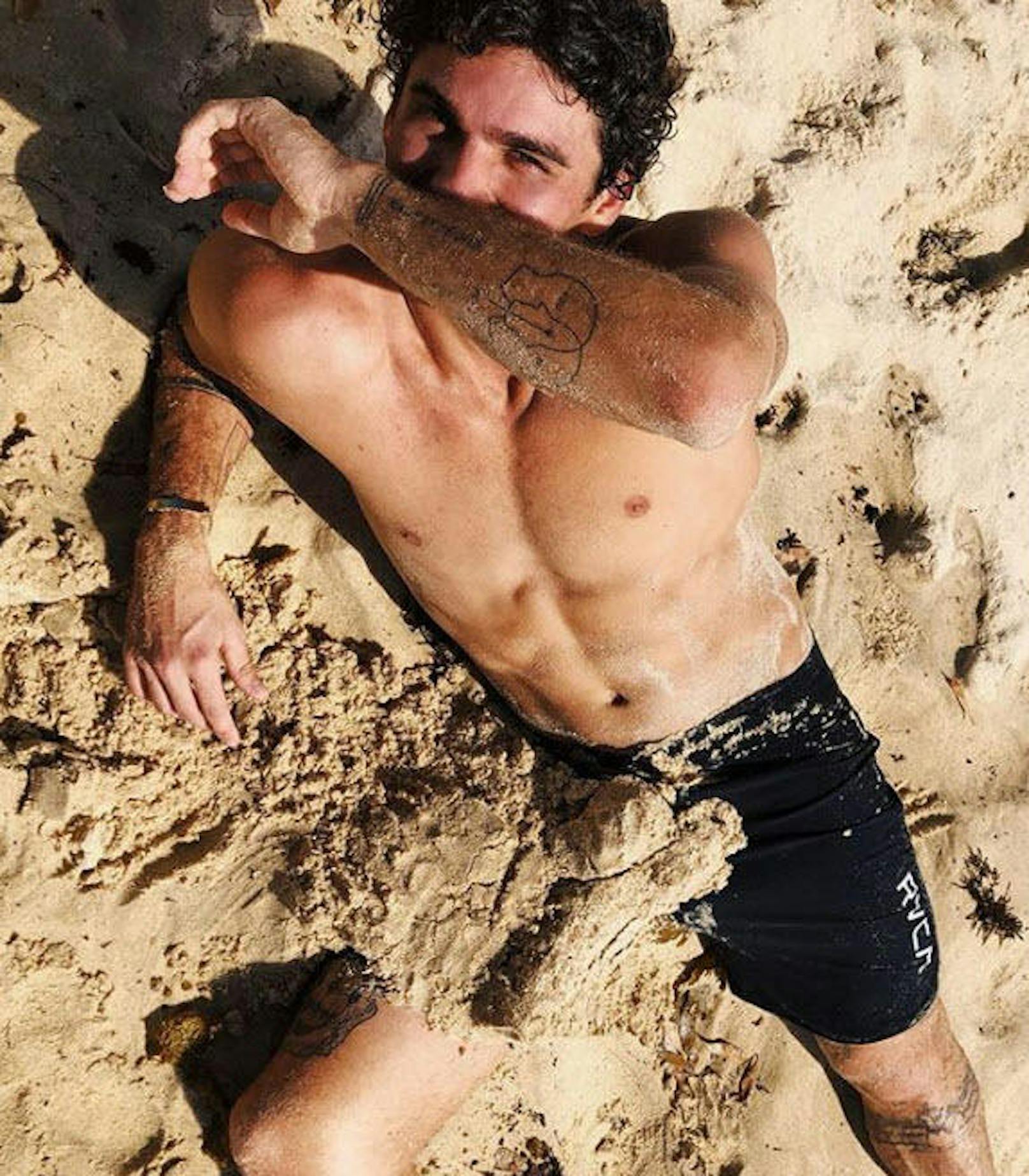 09.01.2019: Jay Alvarrez (23) ist Model, Skydiver, Surfer, Insta-Star... und offenbar ein Kindskopf. Am Strand des australischen Küstenstädtchens Coogee baute er sich statt einer Sandburg lieber ein riesiges Gemächt. 