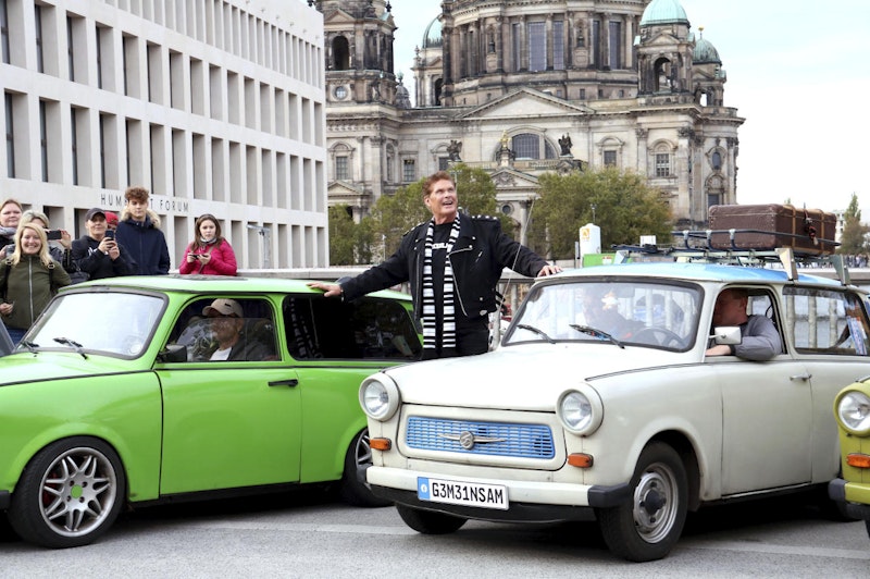 David Hasselhoff hupt mit Trabi-Fahrern "Looking for Freedom" anlässlich des 30. Jahrestages des Mauerfalls auf der Rathausbrücke in Berlin.