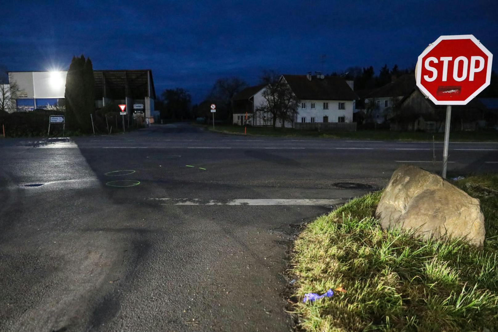 In Haag am Hausruck kollidierte ein 16-jähriger Mopedlenker am späten Samstagabend mit einem Pkw. Der 16-Jährige starb noch an der Unfallstelle. 