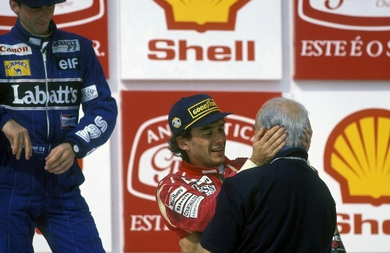 Ein Küsschen gab es auch für Juan-Manuel Fangio nach dem Brasilien GP 1993.