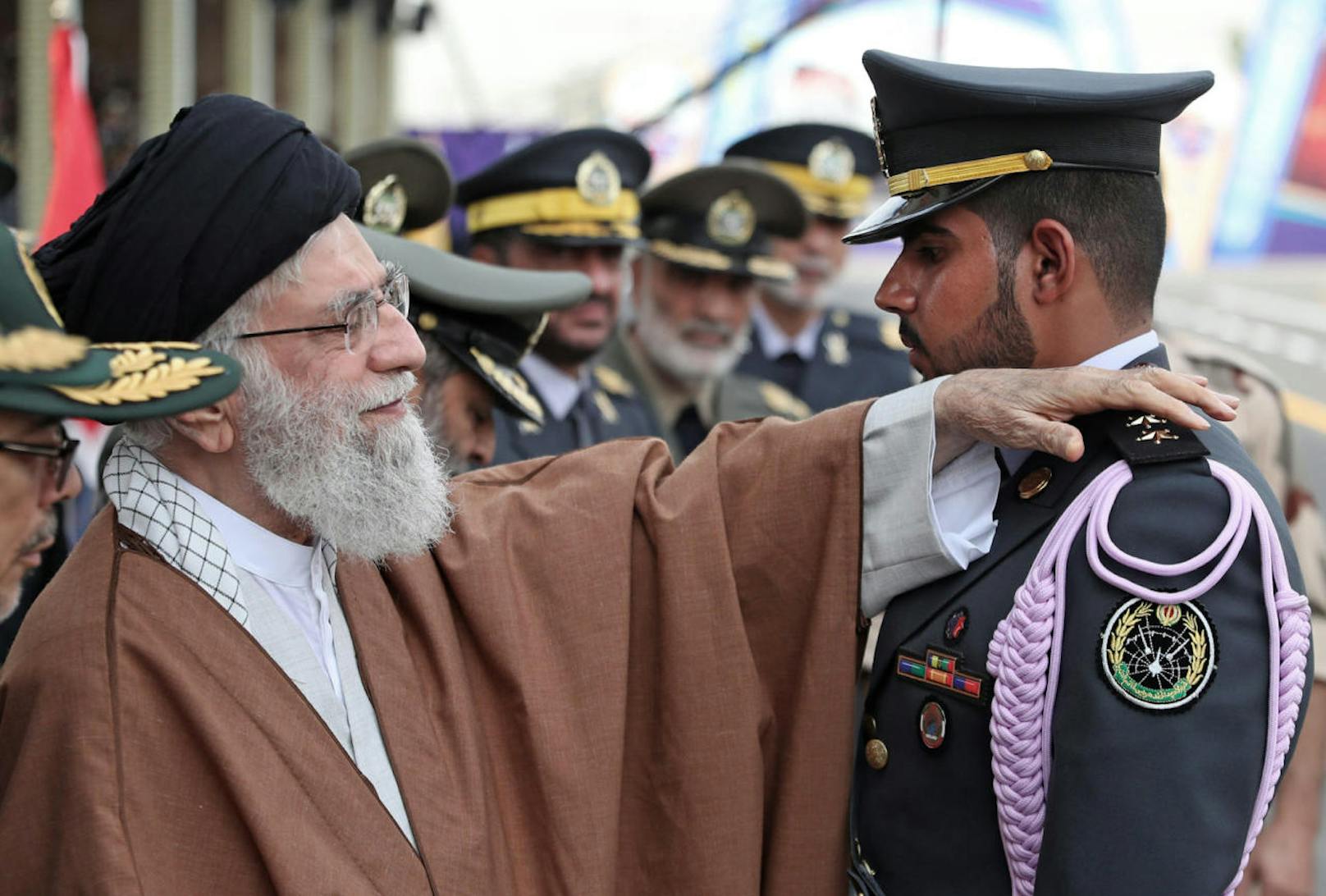 Ayatollah Ali Khamenei, der oberste Führer im Land, will die Aufstände niederschlagen.