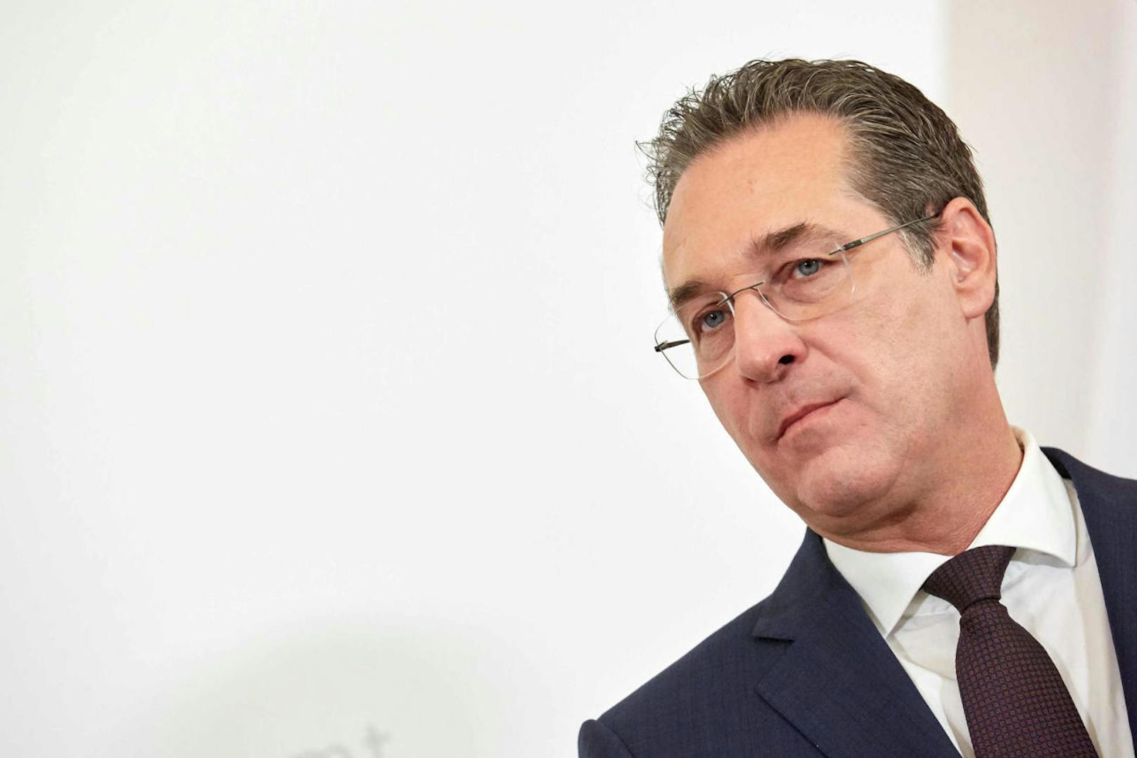 Bei den Ermittlungen gegen Strache wurde ein mutmaßliches Spesenkonto veröffentlicht. Laut dem Wiener FPÖ-Landesparteiobmann Dominik Nepp sollte das Spesenkonto einen monatlichen Verfügungsrahmen von 10.000 Euro aufgewiesen haben.