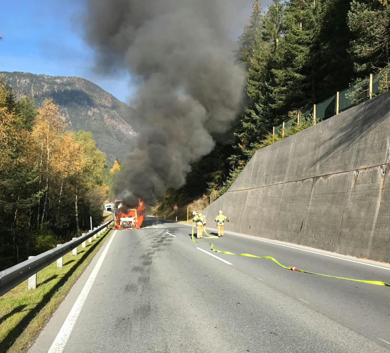 Der Brand des Klein-Lkw sorgte für eine stundenlange Sperre der B186 im Bereich Längenfeld (Tirol).