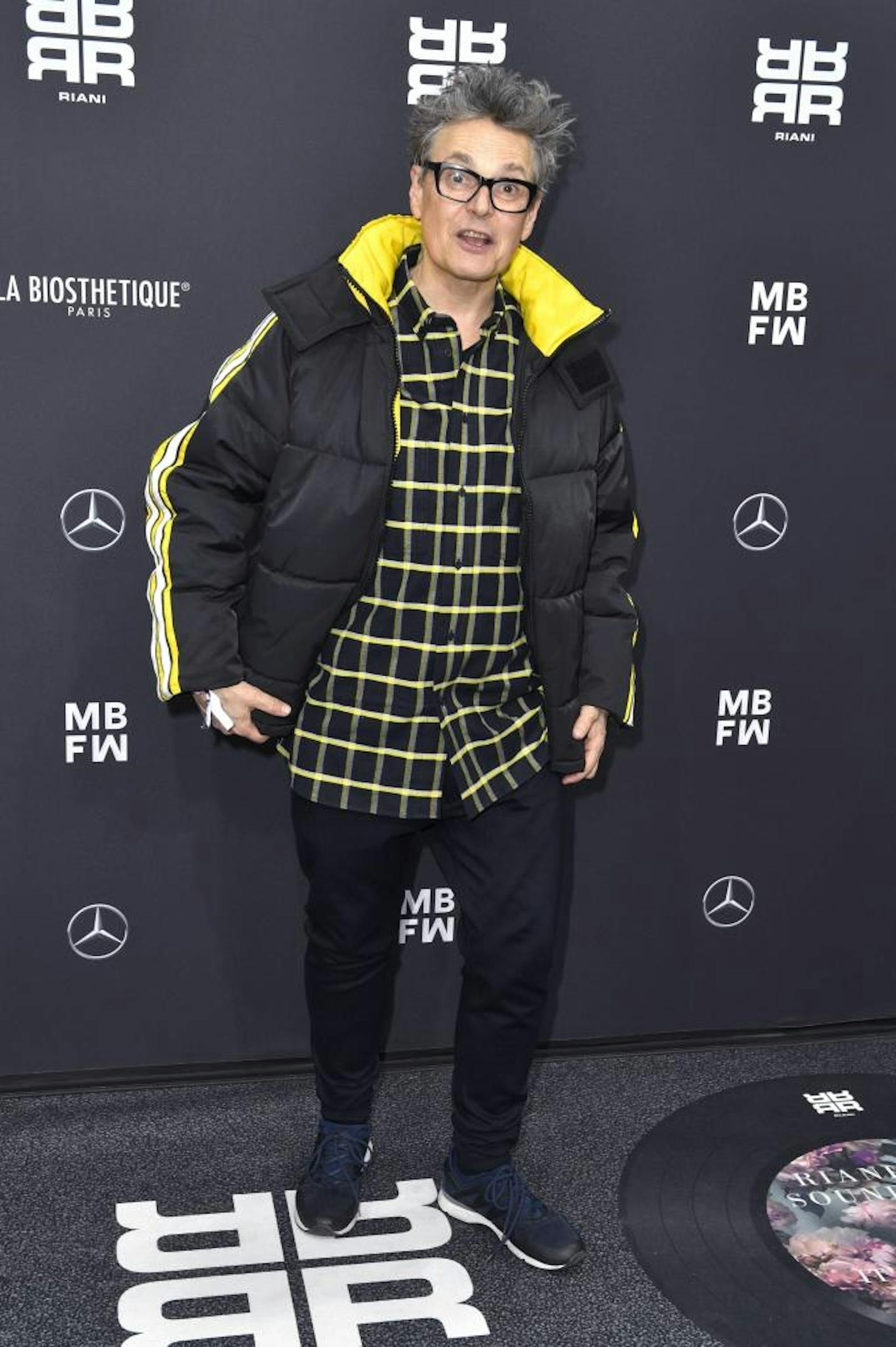 Ex-"GNTM"-Juror Rolf Scheider meckerte einst über Blogger auf der Fashion Week. Mittlerweile möchte er wahrscheinlich selbst gerne einer sein. Sein Angebot wieder bei Germany's Next Topmodel einzusteigen, wurde bis heute nicht von Heidi beantwortet. Vielleicht liegt es am Fußballtrainer-Outfit? 