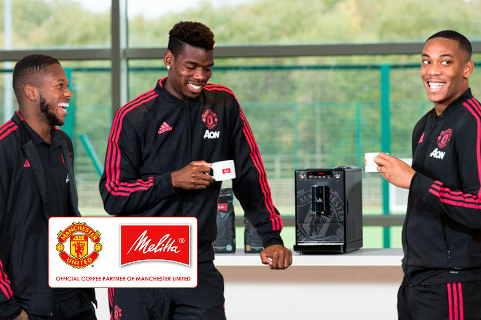 Links Mittelfeld-Spieler Fred, in der Mitte Mittelfeld-Star Paul Pogba, rechts Linksaußen Anthony Martial - auch sie lieben Melitta® Kaffee.