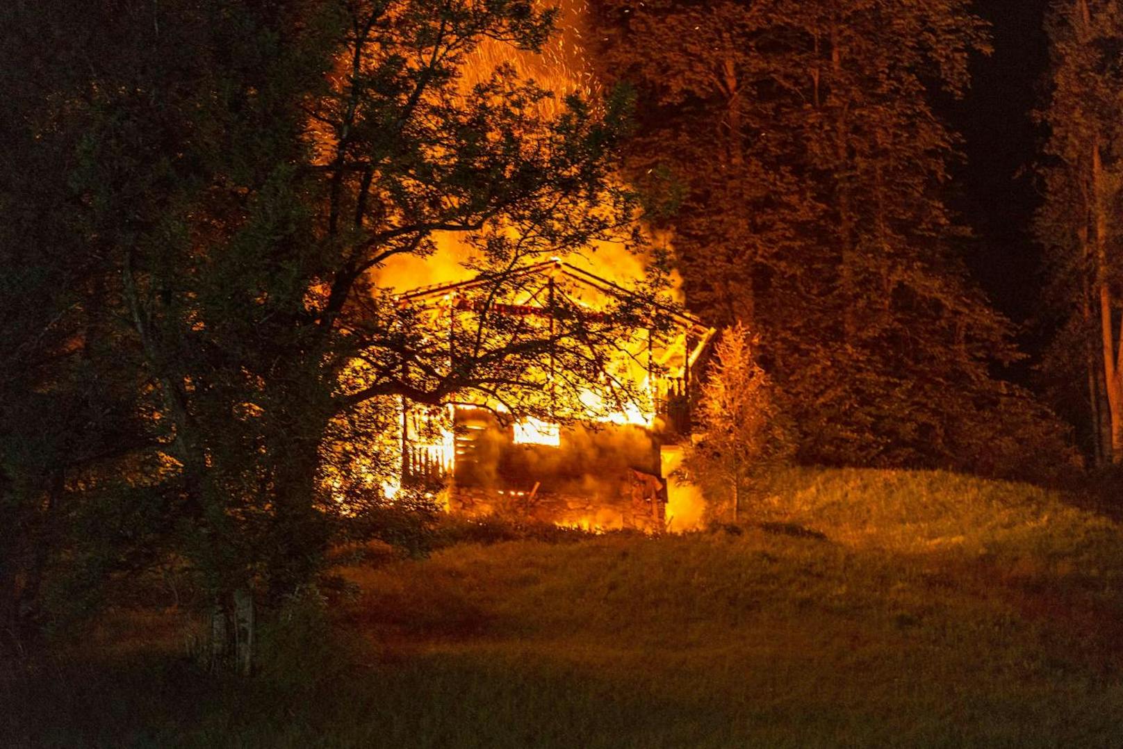 In der Nacht auf Sonntag brannte ein Heustadel in Fügen, Tirol, nieder.