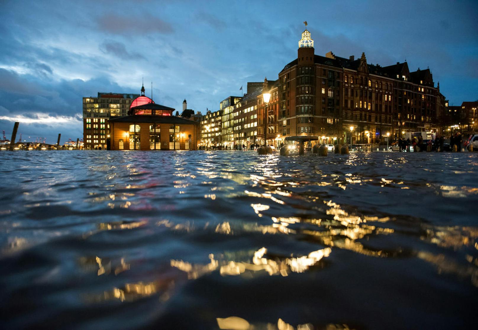 Der Fischmarkt mit der Fischauktionshalle in Hamburg stand am Dienstag während einer Sturmflut unter Wasser.