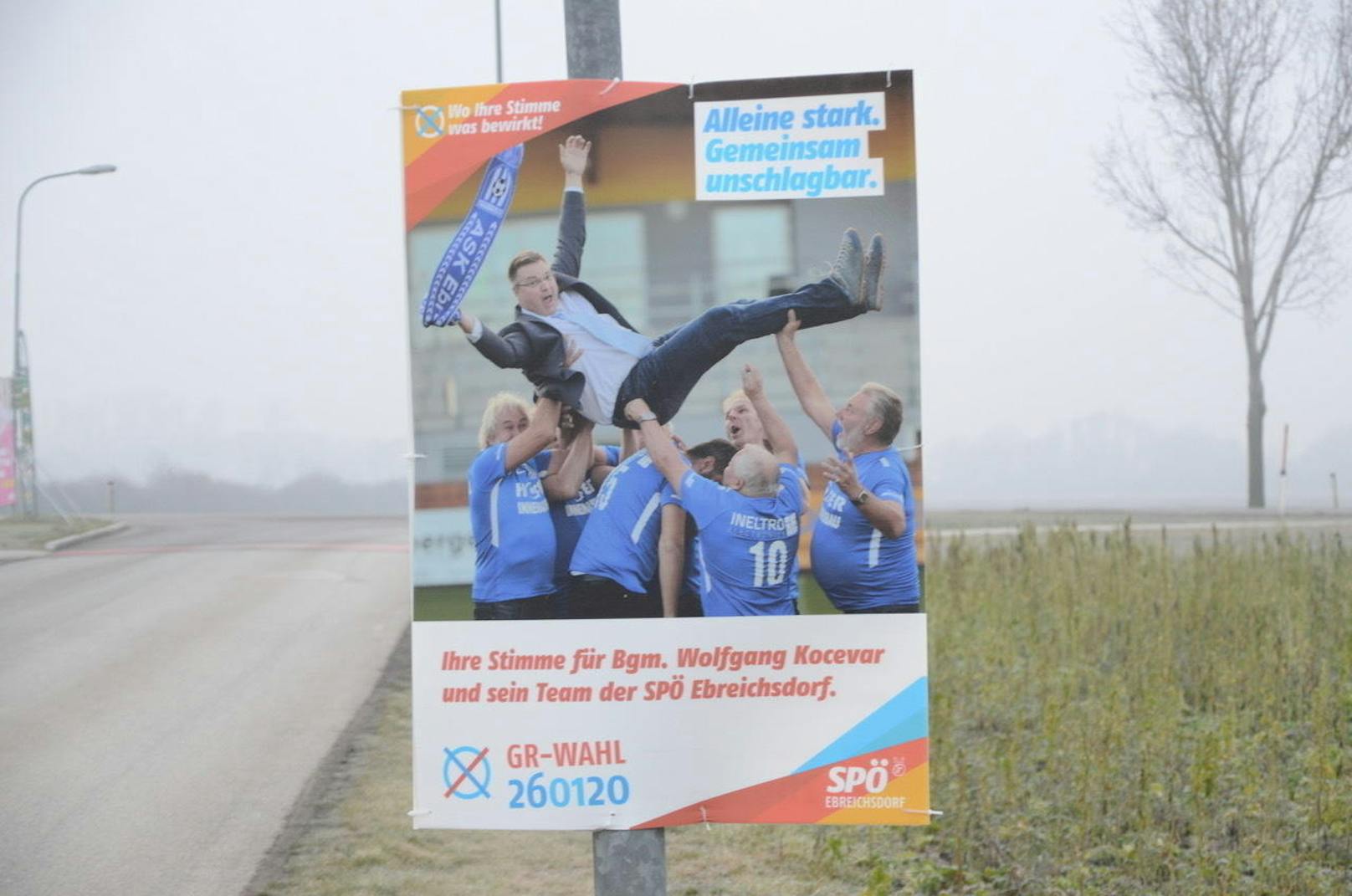Wolfgang Kocevar zeigt sich auf seinen Wahlplakaten mit Mitgliedern von Sportvereinen. Das bringt ihm Kritik von sämtlichen anderen Parteien ein.