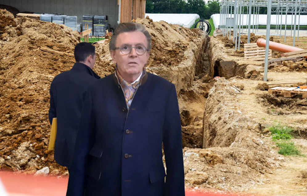 Anwalt Riedl und der Angeklagte bei Gericht, im Hintergrund die Künette.