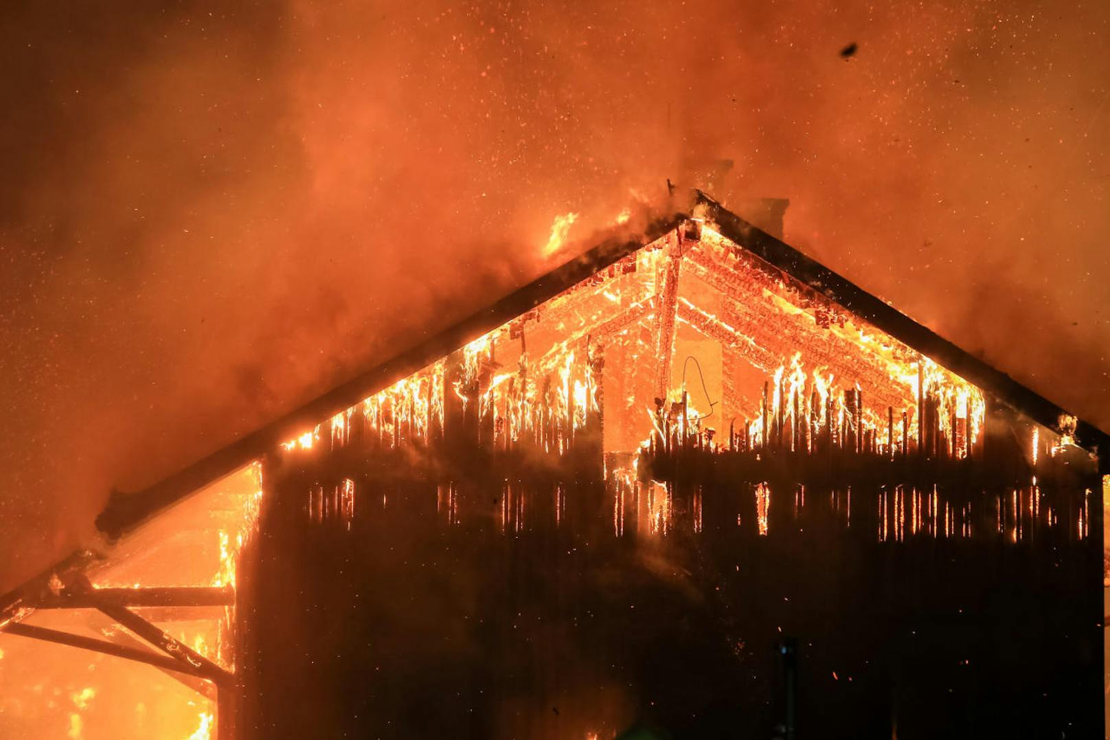 In Enns brannte eine Holzhütte lichterloh. Dabei kam es zu einer gefährlichen Situation.